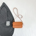 Platte weergave van een bruine minimalistische lederen crossbodytas met een blazer - Bruin