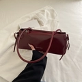 Borsa baguette bordeaux minimalista in pelle lucida con dettagli di lacci laterali - Rosso