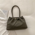 Dettaglio borsa tote in pelle scamosciata verde oliva con fibbia dorata su tessuto - senza ciondolo / Verde Oliva Scuro