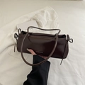 Borsa baguette in ecopelle marrone scuro con fiocchi laterali e scritta bianca - Marrone