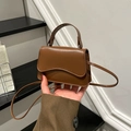 Mini borsa a tracolla marrone con patta ondulata e manico superiore in finta pelle - Marrone
