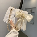 Sac bandoulière blanc matelassé avec nœud en satin crème et chaîne dorée - Blanc
