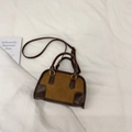 Bolso bandolera retro bicolor de cuero marrón con panel de gamuza y herrajes dorados - Café y Marrón (Sin Colgante)