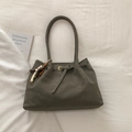 Borsa tote scamosciata grigio-verde scuro con nappina decorativa e fibbia in metallo - con portachiavi / Verde Oliva Scuro