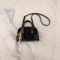 Borsa a tracolla nera opaca retrò con ciondolo in perline di legno e finiture dorate - Nero Con Pendente