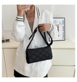 Détail du sac bandoulière matelassé noir avec tissage éponge et détail de nœud doux - Noir
