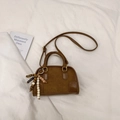 Borsa a tracolla marrone opaca con nappa e perline di legno su tessuto bianco - Marrone con Ciondolo