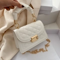 Borsa a tracolla bianca trapuntata con catena dorata e manico arricciato - Bianco