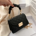 Borsa a tracolla trapuntata nera con fibbia dorata e manico arricciato a nuvola - Nero