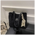 Nahaufnahme der schwarzen Canvas-Tasche mit Gitterstruktur und dekorativem Seidenschal - Schwarz