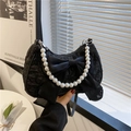 Elegante borsa a mano nera a pieghe con fiocco grande e manico in perle bianche - Nero