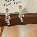 Dettaglio di orecchini bicolore con perle di metallo a grappolo oro e argento lucido - Grappolo d'Argento (Bottone d'Oro)