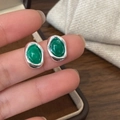 Vue détaillée des boucles d'oreilles en émeraude avec base texturée en lave argentée - Argent (Calcédoine Verte)