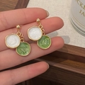 Dettaglio ravvicinato di orecchini placcati oro con dischi in smalto verde e bianco - Bianco e Verde