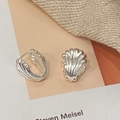 Vue détaillée de boucles d'oreilles argentées à texture coquillage plaquées or 18 carats - Argenté
