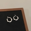 Dettaglio degli orecchini a cerchio intrecciati in argento con finitura opaca testurizzata - Stile Nodo Intrecciato Opaco (A-312)