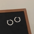 Dettaglio ravvicinato di orecchini a cerchio con perline d'argento su fondo scuro - Stile Perle Metalliche a Cubo (A-927)