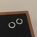 Dettaglio di orecchini a cerchio in argento con pietre di zirconia micro-pave - Stile Zirconia Micro Pavé (A-1103)