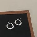 Dettaglio di orecchini a cerchio in argento con perline testurizzate e finitura lucida - Stile Perle con Texture a Spirale (A-1202)