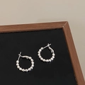 Dettaglio orecchini a cerchio con perline argentate sfaccettate e chiusura a scatto - Stile Perle Sfaccettate (A-1203)