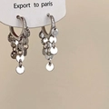 Detalle de pendientes de aro plateados con borlas de lentejuelas pulidas en tarjeta blanca - Plateado