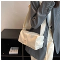 Bolso bandolera blanco de tela Oxford con correa ancha y cierre de hebilla - Blanco