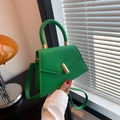 Fashionable green trapezoid handbag with gold metal clasp and adjustable shoulder strap - Green