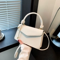 Bolso bandolera blanco minimalista con textura tejida y detalle de asa con nudo - Blanco