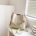 Schicke beige Beuteltasche mit Leoparden-Seidenschal-Metallkette und langem Schultergurt - Gebrochenes Weiß