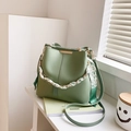 Salbeigrüne Eimertasche aus Leder mit Seidenschal-Kettengriff und Gold-Details - Grün