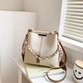 Elegante cremefarbene Beuteltasche mit Seidenschal-Griff und braunem Leder-Schultergurt - Weiß und Braun
