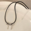 Détail du pendentif nœud argenté sur cordon noir avec chaîne d'extension réglable - Collier Noeud Argenté
