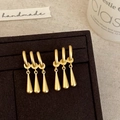 Détails de boucles d'oreilles pendantes dorées mates avec triple barre et fini brossé - Style Pompon Doré / Doré