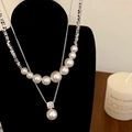 Collana a doppio strato in argento con perle sfumate e ciondolo in zircone scintillante - B-586 Collana Asimmetrica in Perle in Argento Schiacciato