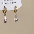 Makro-Detail von minimalistischen zweifarbigen Wassertropfen-Ohrringen mit Gold und Silber - Silberner Wassertropfen-Anhänger (Goldener Haken)