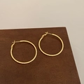 Dettaglio macro di grandi orecchini a cerchio intrecciati placcati oro su legno - Stile Texture Corda Torta Sottile (A-973)