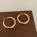 Créoles torsadées plaquées or polies présentées sur un support en bois rustique - Style de Créole Miroir Hautement Polie (A-1358 Poli)