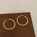 Créoles dorées exagérées avec texture torsadée unique sur un présentoir en bois - Style de Texture en X Croisée Enveloppée 3D (A-1201)