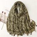 Sciarpa verde in cotone e lino con motivo paisley e nappe su sfondo materico - Verde Militare