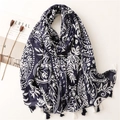 Écharpe en coton lin bleu marine avec motif paisley et pompons sur fond minimaliste - Bleu marine