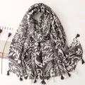 Détail d'une écharpe en coton gris foncé avec motifs de feuilles bohèmes et pompons - Gris Chiné