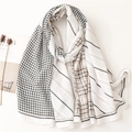 Geruite patchwork sjaal in beige en zwart gepresenteerd met minimalistische props - Lange Stijl / Zwart (SL2209-029)