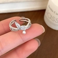 Dettaglio dell'anello a farfalla in argento con zirconi micro-pave e una perla bianca - Anello Coda di Pesce Zircone Argento