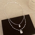 Détail d'un collier double rang en argent avec pendentifs rectangulaires en zircone - Collier en Zircone Argenté