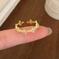 Elegante anillo abierto dorado con diseño de trébol de cuatro hojas y circonitas - Dorado