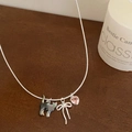 Détail du collier chaîne serpent avec chat en nacre, nœud argenté et cœur rose - Chat en Nacre Noire et Zircon Rose / Collier Chat Noir