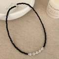 Detail der schwarzen Kristall-Perlenkette mit fünf schimmernden Shamballa-Kugeln - Silberner Silberner Diamantball