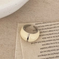 Detail eines französischen Vintage-Kuppelrings mit cremefarbener Emaille-Einlage - Weiß