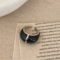 Detailansicht eines verstellbaren schwarzen Emaille-Rings im französischen Vintage-Stil - Schwarz