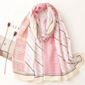 Detail eines rosa Schals mit Hahnentrittmuster, weicher Textur und schicken Streifen - Langer Stil / Rosa (SL2209-029)